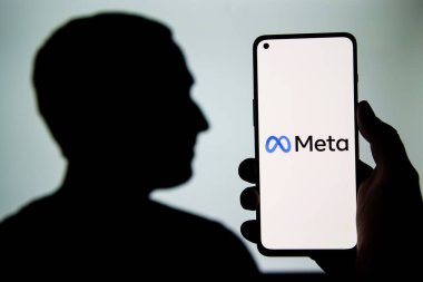 Vilnius, Litvanya - 23 Temmuz 2023 Meta logosu ve Mark Zuckerberg silueti ekranda. Yüksek kalite fotoğraf