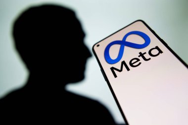 Vilnius, Litvanya - 23 Temmuz 2023 Meta logosu ve Mark Zuckerberg silueti ekranda. Yüksek kalite fotoğraf