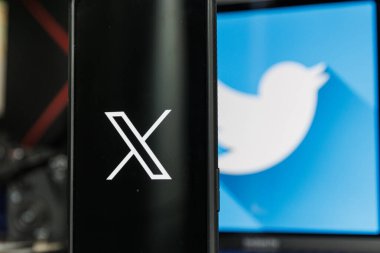 Los Angeles, CA / USA - 24 Temmuz 2023: X logosu ve ekrandaki twitter logosu.