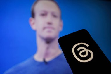 Vilnius, Litvanya - 10 Temmuz 2023: Telefon ekranında bir instagram uygulama logosu ve arka planda Mark Zuckerberg