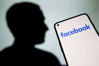 Vilnius, Litvanya - 23 Temmuz 2023 Facebook logosu ve Mark Zuckerberg silueti ekranda. Yüksek kalite fotoğraf