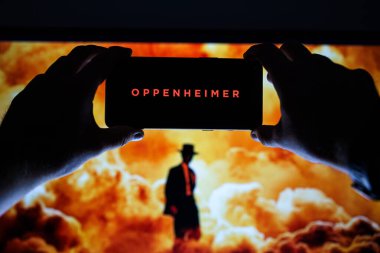 Vilnius, Litvanya - 22 Temmuz 2023: Oppenheimer film logosu ve poster ekranda. Yüksek kalite fotoğraf