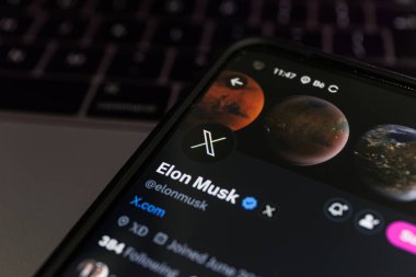 Los Angeles, CA / USA - 24 Temmuz 2023: Elon Musk twitter hesabı. Elon Musk, Twitter 'ın adını X olarak değiştirdiğini duyurdu. Yüksek kalite fotoğraf