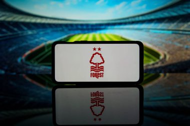 Kaunas, Litvanya - 8 Ağustos 2023: İngiltere Premier Ligi kulübü Nottingham Forest 'ın logosu ekranda. Yüksek kalite fotoğraf