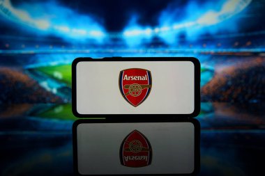 Kaunas, Litvanya - 8 Ağustos 2023: İngiliz Premier Ligi kulübü Arsenal 'in logosu ekranda