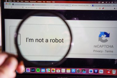 Kaunas, Litvanya - 10 Ağustos 2023: pencere ekranında reCAPTCHA. Robot olmadığını kanıtlamak için işaretle. Yüksek kalite fotoğraf