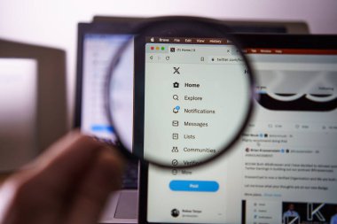 Kaunas, Litvanya - 10 Ağustos 2023: Laptop ekranında X twitter sosyal ağı. Yüksek kalite fotoğraf