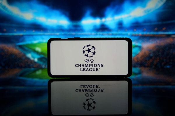 Каунас, Литва - 2023 10 августа: логотип Лиги чемпионов УЕФА на экране. Турнир Лиги чемпионов. Высокое качество фото
