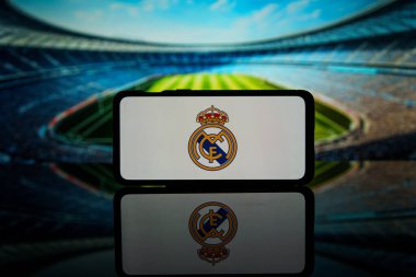 Kaunas, Litvanya - 10 Ağustos 2023: İspanya Futbol Ligi LaLigi ekibi Real Madrid logosu ekranda