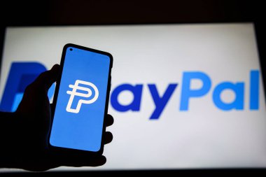 VIlnius, Litvanya - 8 Ağustos 2023: PayPal ahır logosu ekranda. PayPal, Amerikan Doları Ahırı 'nı fırlattı. Yüksek kalite fotoğraf