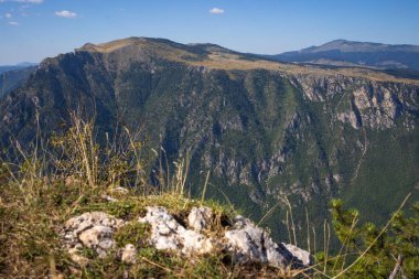 Karadağ 'daki Tara Canyon. Yüksek kalite fotoğraf