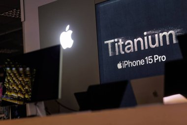 Vilnius, Litvanya - 23 Eylül 2023: Iphone 15 Pro Titanium reklam pankartı. Yüksek kalite fotoğraf