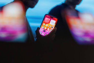 Vilnius, Litvanya - 29 Eylül 2023: 15 numaralı telefon. Elinde yeni Iphone 15 Pro titanyum akıllı telefon tutan adam. Yüksek kalite fotoğraf. İphone ekranı. 17 milyon.