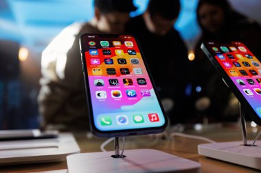 Vilnius, Litvanya - 29 Eylül 2023: 15 numaralı telefon. Elinde yeni Iphone 15 Pro titanyum akıllı telefon tutan adam. Yüksek kalite fotoğraf. İphone ekranı. 17 milyon.
