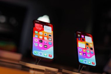 Vilnius, Litvanya - 28 Eylül 2023: New Apple Iphone 15 Pro Titanium akıllı telefon. Yüksek kalite fotoğraf