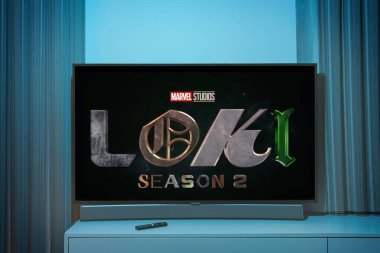 Vilnius, Litvanya - 5 Ekim 2023: Marvel TV Serisi Loki televizyon ekranında. TV şovu