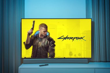 Berlin, Almanya - 6 Ekim 2022: Cyberpunk 2077 TV ekranında. Cyberpunk 2077 Bir Canlı Aksiyon ya da Film Gösterisine Gidiyor. Yüksek kalite fotoğraf
