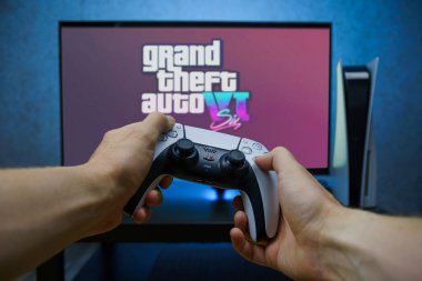 Vilnius, Litvanya - 29 Ekim 2023: Yeni Rockstar oyunu GTA VI. Point of View, Playstation 5 'te Grand Theft Auto VI oynuyor. Yüksek kalite fotoğraf