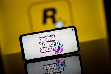 Paris, Fransa - 8 Kasım 2023: GTA VI logosu ve Rockstar oyun şirketi logosu ekranda. Rockstar oyunları GTA SIX video oyunu için duyuru yapar. Yüksek kalite fotoğraf