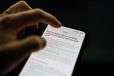 Kaunas, Litvanya - 8 Kasım 2023: Facebook meta abonelik planı reklam olmadan Facebook 'u kullanmak için. Yeni Meta Hizmet Terimleri şirketiyle aynı fikirdeyim. Yüksek kalite fotoğraf