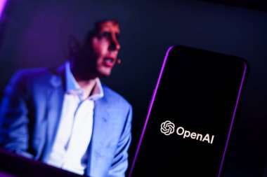 Kaunas, Litvanya - 19 Kasım 2023: OpenAI logosu ve arka planda Sam Altman. OpenAI CEO 'su Sam Altman' ı kovdu. Yüksek kalite fotoğraf