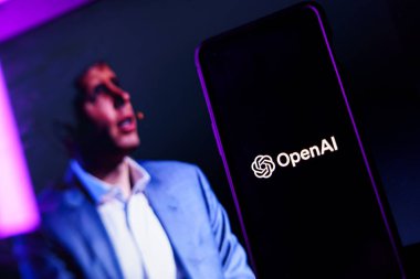 Kaunas, Litvanya - 19 Kasım 2023: OpenAI logosu ve arka planda Sam Altman. OpenAI CEO 'su Sam Altman' ı kovdu. Yüksek kalite fotoğraf