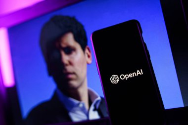 Kaunas, Litvanya - 19 Kasım 2023: OpenAI logosu ve arka planda Sam Altman. OpenAI CEO 'su Sam Altman' ı kovdu. Yüksek kalite fotoğraf
