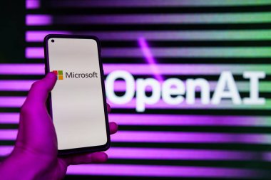 Kaunas, Litvanya - 20 Kasım 2023: OpenAI logosu ve Microsoft logosu ekranlarda sergilendi. Yüksek kalite fotoğraf