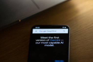 Kaunas, Litvanya - 13 Aralık 2023: İkizler cep telefonu. Gemini 'nin yeni Google yapay zeka modeli. Yüksek kalite fotoğraf