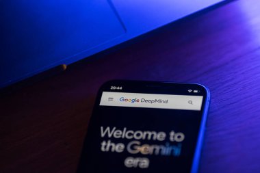 Kaunas, Litvanya - 13 Aralık 2023: Gemini yapay zeka modeli google web sitesinde akıllı telefon ekranında. Yüksek kalite fotoğraf