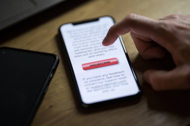 Akıllı telefon uygulamasındaki kırmızı abonelik düğmesine tıklıyorum. Yüksek kalite fotoğraf