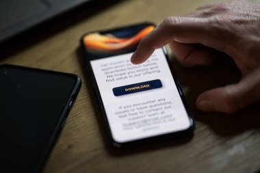 Akıllı telefon uygulamasındaki indirme butonuna tıklıyorum. Yüksek kalite fotoğraf