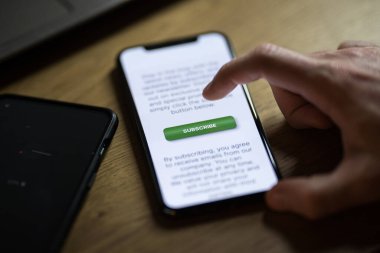 Akıllı telefon uygulamasındaki yeşil abonelik düğmesine tıklıyorum. Yüksek kalite fotoğraf