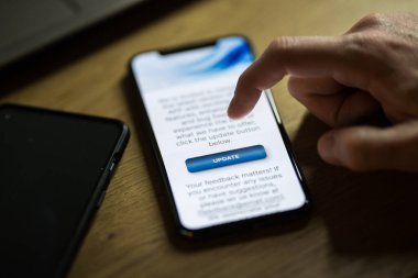 Akıllı telefon uygulamasındaki güncelleme düğmesine tıklıyorum. Yüksek kalite fotoğraf