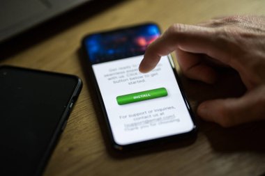 Akıllı telefon uygulamasındaki yeşil yükleme düğmesine tıklıyorum. Yüksek kalite fotoğraf