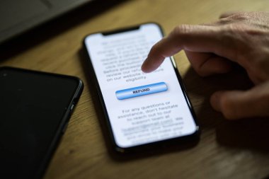 Akıllı telefon uygulamasındaki geri ödeme düğmesine tıklıyorum. Yüksek kalite fotoğraf