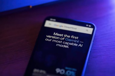 Vilnius, Litvanya - 14 Aralık 2023: Cep telefonu ekranında çekilen yeni Google yeniliği Gemini yapay zeka dili modeli. Yüksek kalite fotoğraf