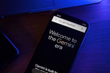 Vilnius, Litvanya - 14 Aralık 2023: Cep telefonu ekranında çekilen yeni Google yeniliği Gemini yapay zeka dili modeli. Yüksek kalite fotoğraf