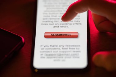 Akıllı telefon uygulamasındaki kırmızı abonelik düğmesine tıklıyorum. Yüksek kalite fotoğraf