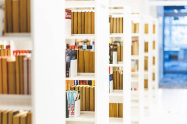 Halk kütüphanesindeki kitaplıkta. Yüksek kalite fotoğraf