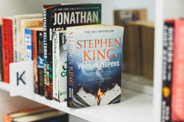 Kaunas, Litvanya - 20 Ocak 2024: Halk kütüphanesinde kitaplar. Yüksek kalite fotoğraf