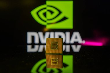 New Jersey, Amerika Birleşik Devletleri - 5 Şubat: Arkasında Nvidia logosu olan mikroçip GPU. Yüksek kalite fotoğraf