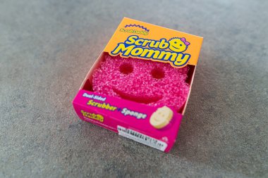 San Jose, CA - 5 Şubat 2024: Anne ve babanın temizlik süngeri