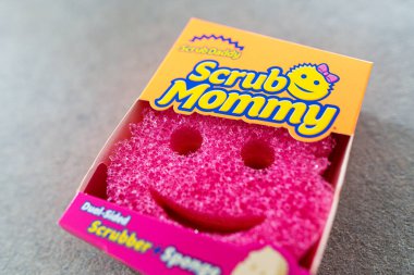 San Jose, CA - 5 Şubat 2024: Anne ve babanın temizlik süngeri