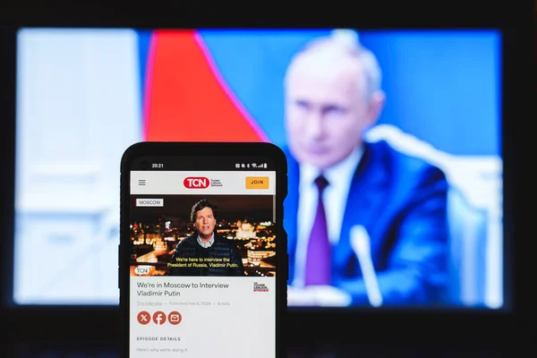 Moscú Rusia 2024 Febrero Tucker Carlson Media Network Website Smartphone Imágenes De Stock Sin Royalties Gratis