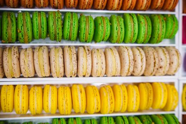 Renkli badem kurabiyelerini pastel tonlarıyla kapayın. Yüksek kalite fotoğraf