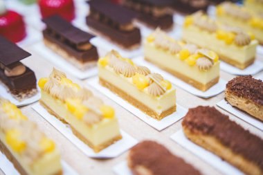 Pastanede bir sürü tatlı ve tatlı var. Yüksek kalite fotoğraf