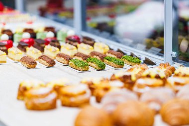 Pastanede bir sürü tatlı ve tatlı var. Yüksek kalite fotoğraf