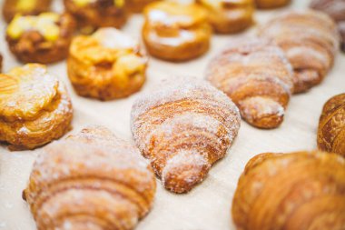 Pastanede bir sürü tatlı ve tatlı var. Yüksek kalite fotoğraf