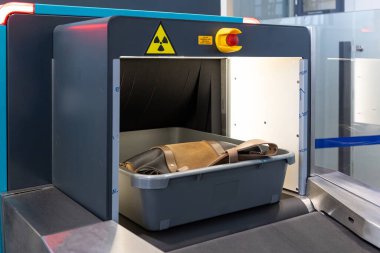 Havaalanı güvenlik kontrol noktasında güvenlik tarayıcıları var. Yüksek kalite fotoğraf